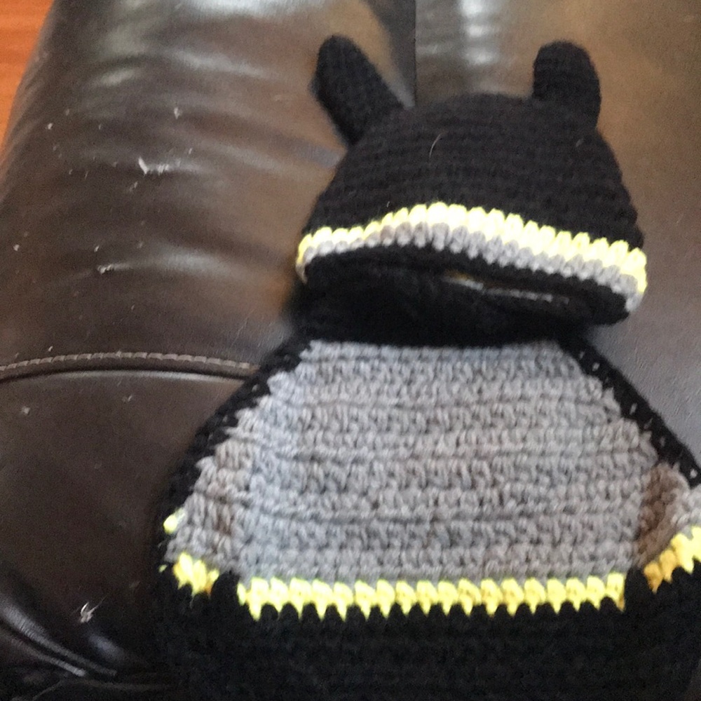 Brand new Batman hat and cape - Picture 2 of 4